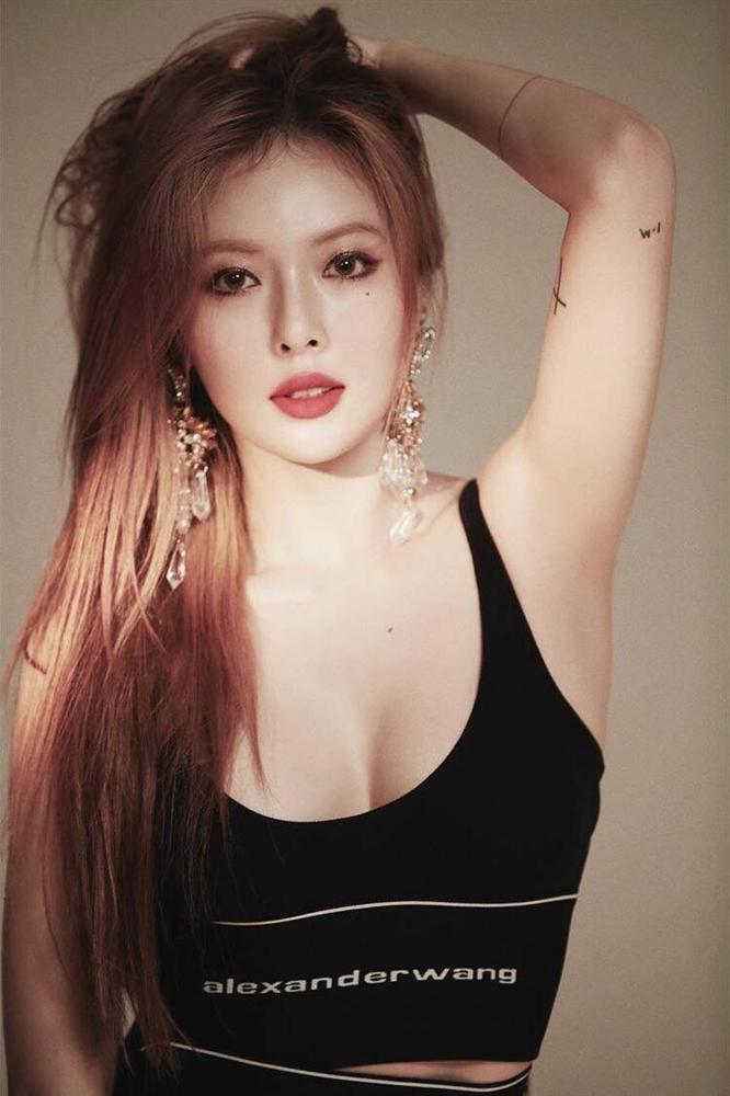 Quả bom sexy HyunA bị chê rẻ tiền vì vén váy khoe nội y, hài nhất là phản ứng sốc tận óc của vũ công phụ họa-1