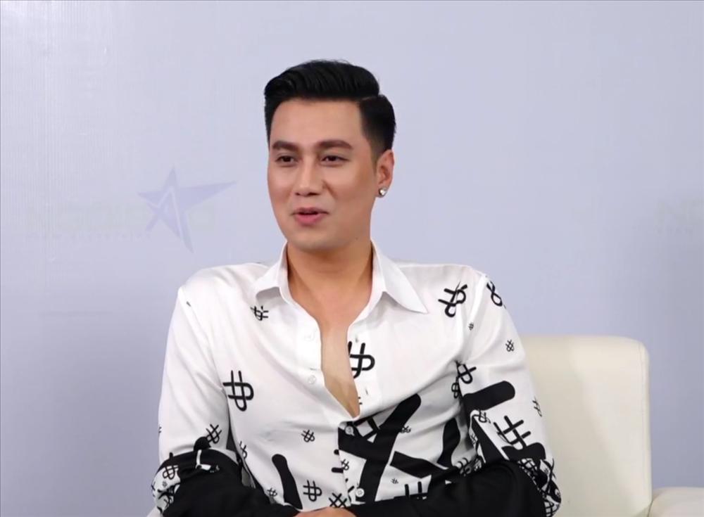 Lộ diện trên livestream, gương mặt Việt Anh điển trai bất ngờ nhưng vẫn bị dân mạng trừ điểm vì hết nam tính-2