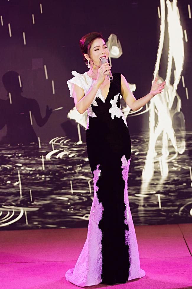 Hát hay không ai bàn cãi, nhưng thân hình đồng hồ cát của Lệ Quyên mới là điều khiến bao người mơ ước-4