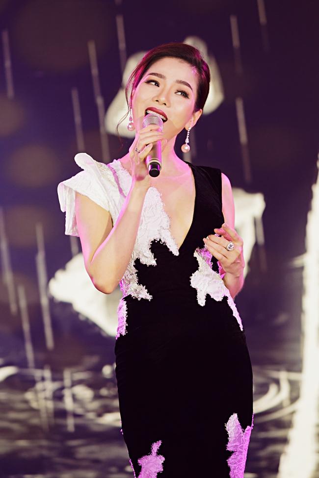 Hát hay không ai bàn cãi, nhưng thân hình đồng hồ cát của Lệ Quyên mới là điều khiến bao người mơ ước-3