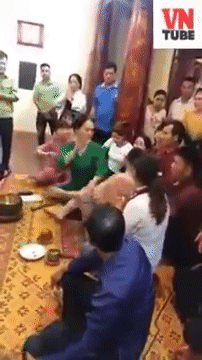 Clip: Bị vong nhập vả vào mặt, người phụ nữ nổi điên quay sang tát cô đồng bôm bốp không trượt phát nào-2