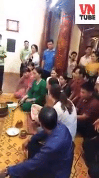 Clip: Bị vong nhập vả vào mặt, người phụ nữ nổi điên quay sang tát cô đồng bôm bốp không trượt phát nào-1