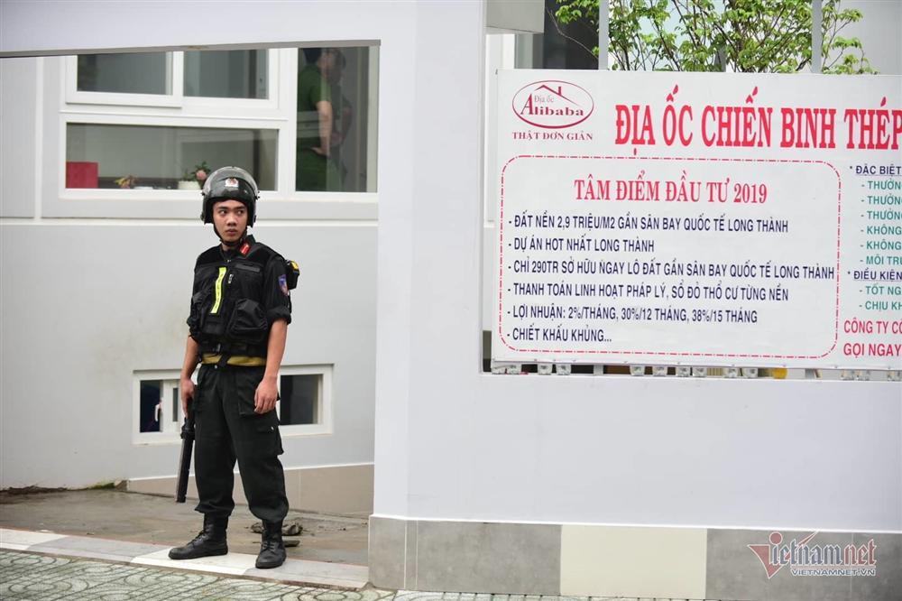 Phong tỏa công ty con của địa ốc Alibaba, đưa đi hàng ô tô tài liệu-3