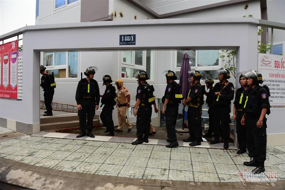 Phong tỏa công ty con của địa ốc Alibaba, đưa đi hàng ô tô tài liệu-5