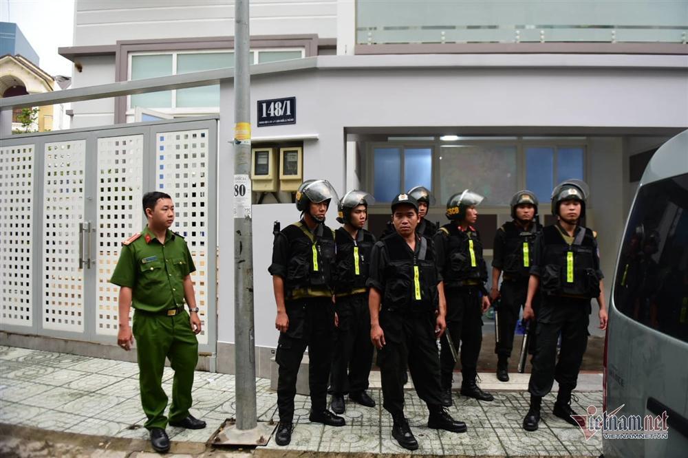 Phong tỏa công ty con của địa ốc Alibaba, đưa đi hàng ô tô tài liệu-6