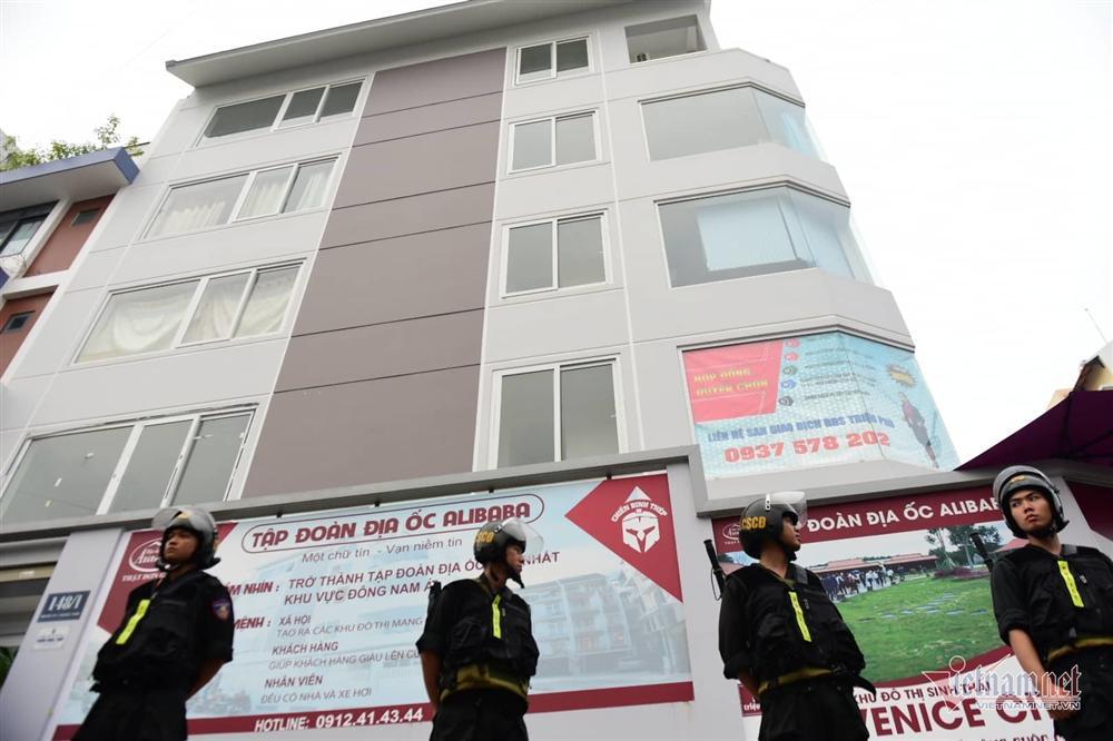 Phong tỏa công ty con của địa ốc Alibaba, đưa đi hàng ô tô tài liệu-7