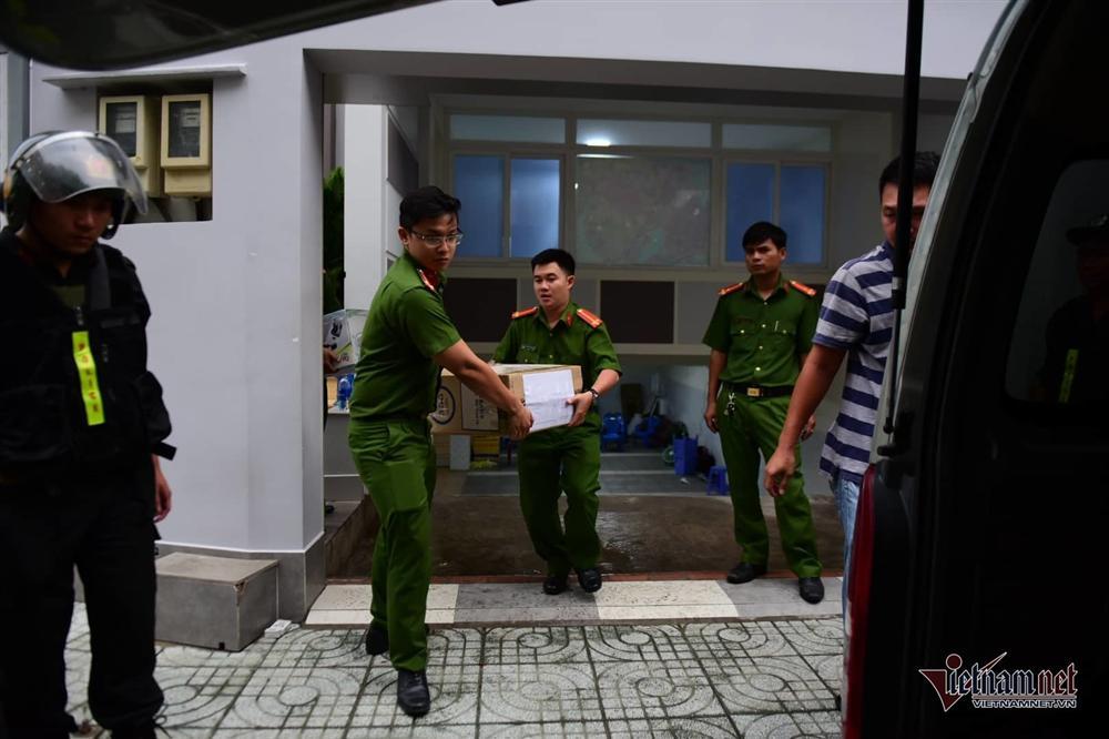 Phong tỏa công ty con của địa ốc Alibaba, đưa đi hàng ô tô tài liệu-9