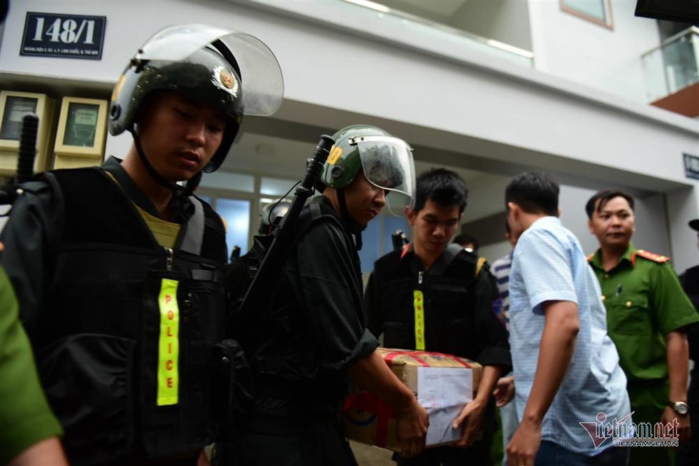 Phong tỏa công ty con của địa ốc Alibaba, đưa đi hàng ô tô tài liệu-11