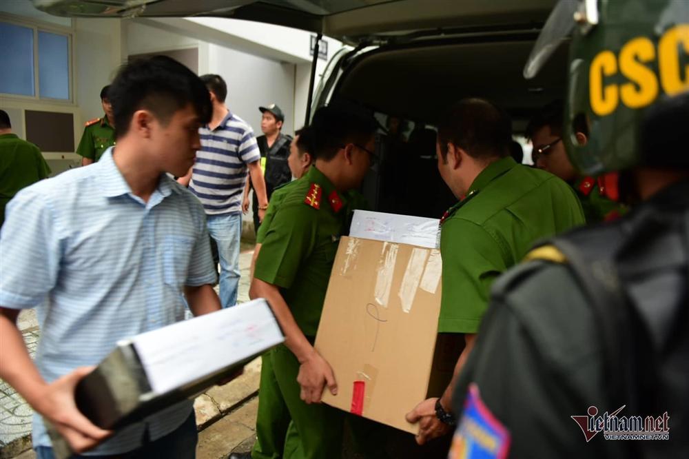 Phong tỏa công ty con của địa ốc Alibaba, đưa đi hàng ô tô tài liệu-12