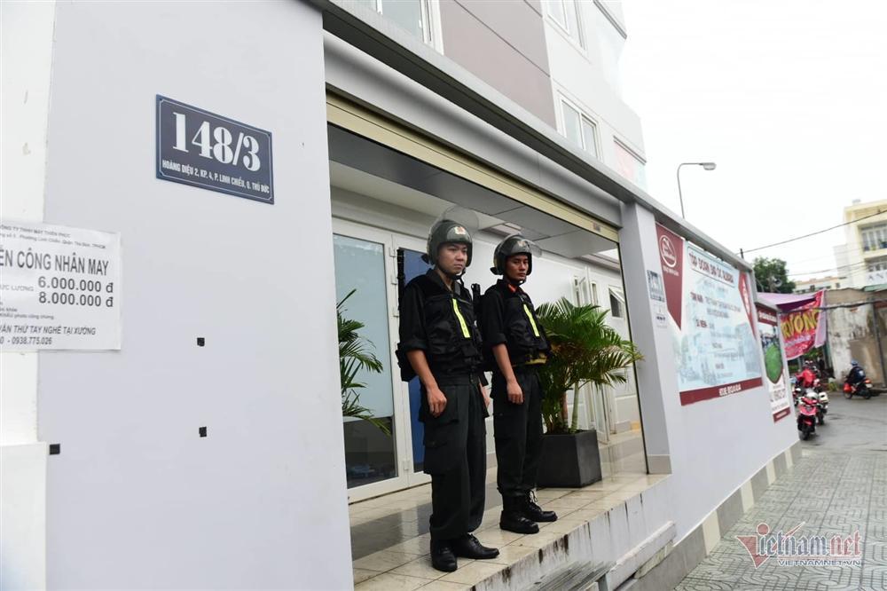 Phong tỏa công ty con của địa ốc Alibaba, đưa đi hàng ô tô tài liệu-16