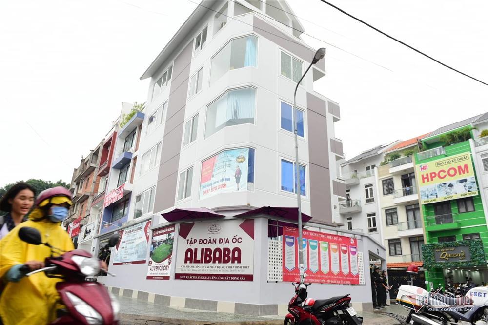 Phong tỏa công ty con của địa ốc Alibaba, đưa đi hàng ô tô tài liệu-17