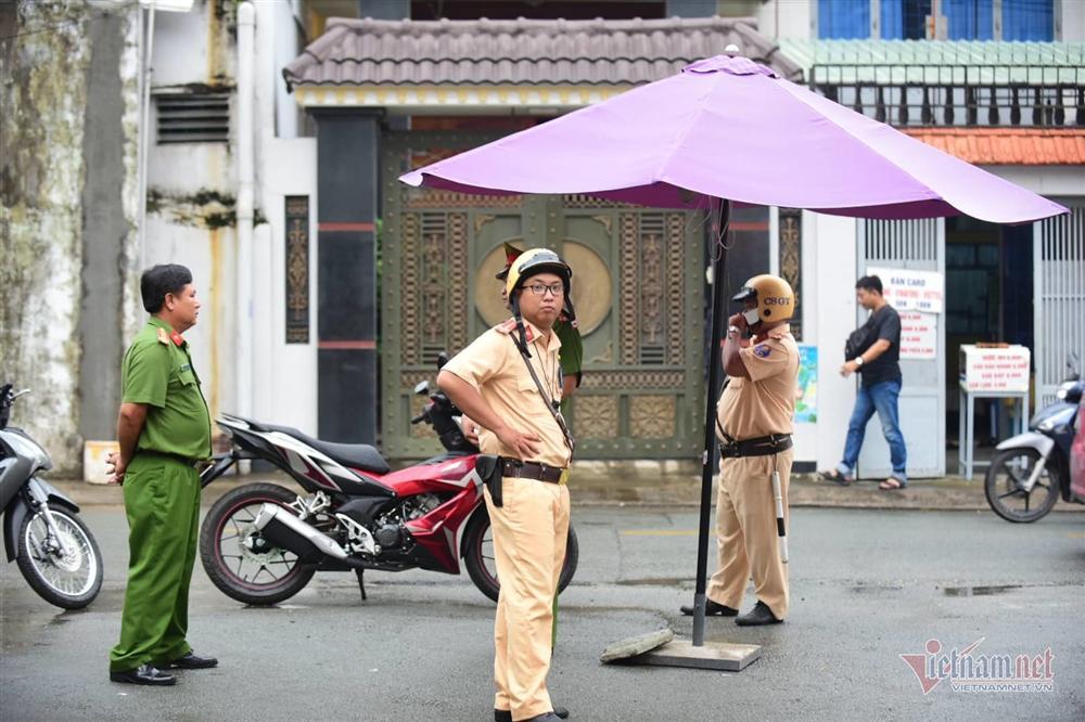 Phong tỏa công ty con của địa ốc Alibaba, đưa đi hàng ô tô tài liệu-19