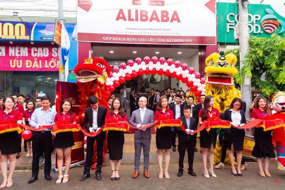 Phong tỏa công ty con của địa ốc Alibaba, đưa đi hàng ô tô tài liệu-21