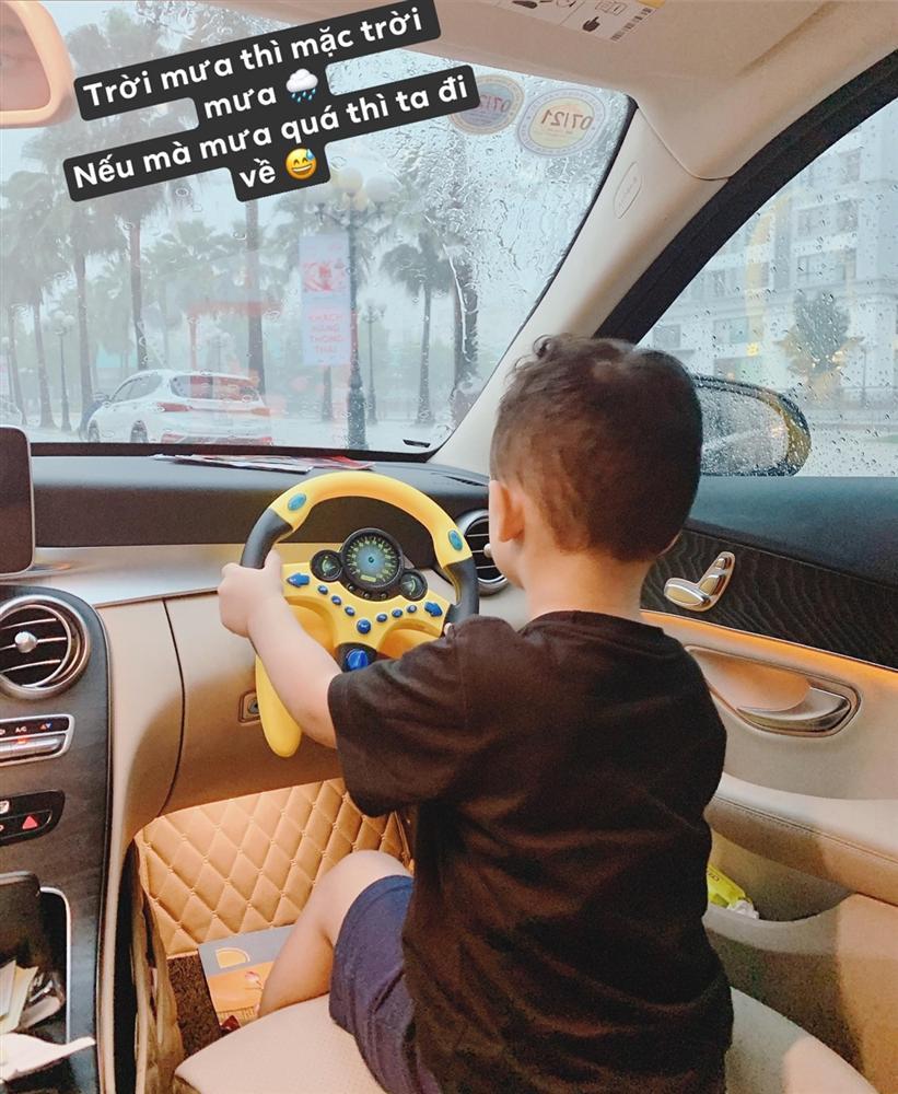 Ly Kute gây xôn xao khi để con trai 3 tuổi cầm vô lăng điều khiển ôtô nhưng sự thật mới ngã ngửa-1