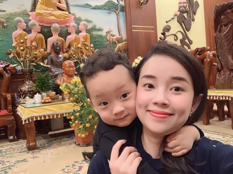 Ly Kute gây xôn xao khi để con trai 3 tuổi cầm vô lăng điều khiển ôtô nhưng sự thật mới ngã ngửa-2