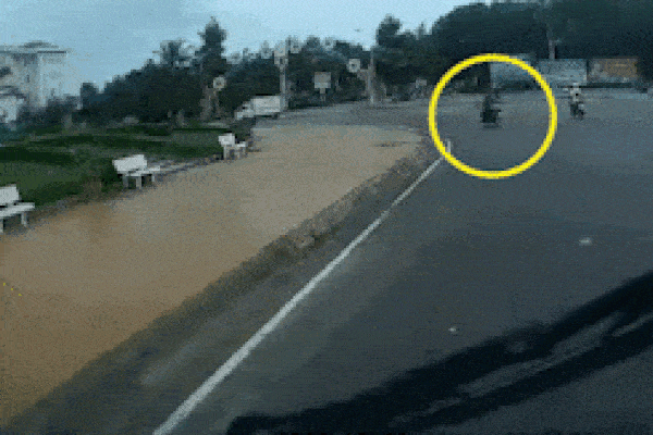 Clip: Đang chạy xe băng băng trên đường, người đàn ông đột ngột ngã lăn ra không thể đứng dậy chỉ vì chiếc áo mưa oan trái-1