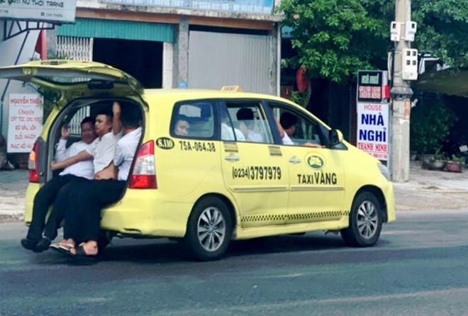 Thò chân xuống đường, 11 người trên taxi mở cốp ở Huế đều là tài xế-1