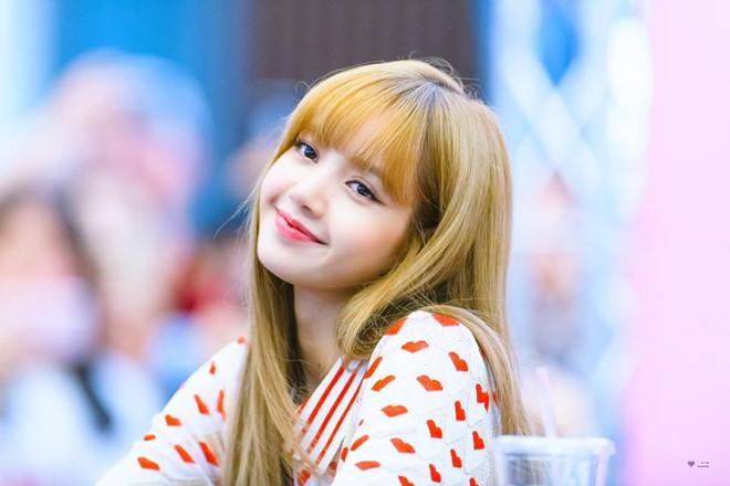 Lisa (tên thật Lalisa Manoban, sinh năm 1997) là thành viên trong nhóm nhạc nổi tiếng BlackPink. Cô là người Thái đầu tiên được ra mắt ở nhà YG. 9X luôn được biết đến với vẻ đẹp lai, cùng thân hình mảnh mai, đôi chân thon dài.