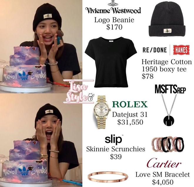 Trong buổi livestream gần đây, Lisa diện mũ và áo phông đơn giản nhưng các phụ kiện lại rất đắt tiền với đồng hồ Rolex 31.550 USD và vòng tay Cartiier 4.050 USD.