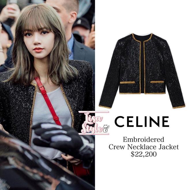 Ra sân bay hoặc đi họp báo, Lisa cũng hay mang món đồ rất tối giản mà đắt giá. Chiếc áo khoác đến từ thương hiệu Celine này có giá lên tới hơn 22.000 USD.