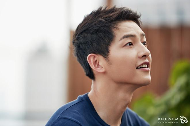 Song Joong Ki ở tuổi 34 - ly hôn, gầy gò và khóc trong ngày sinh nhật-6