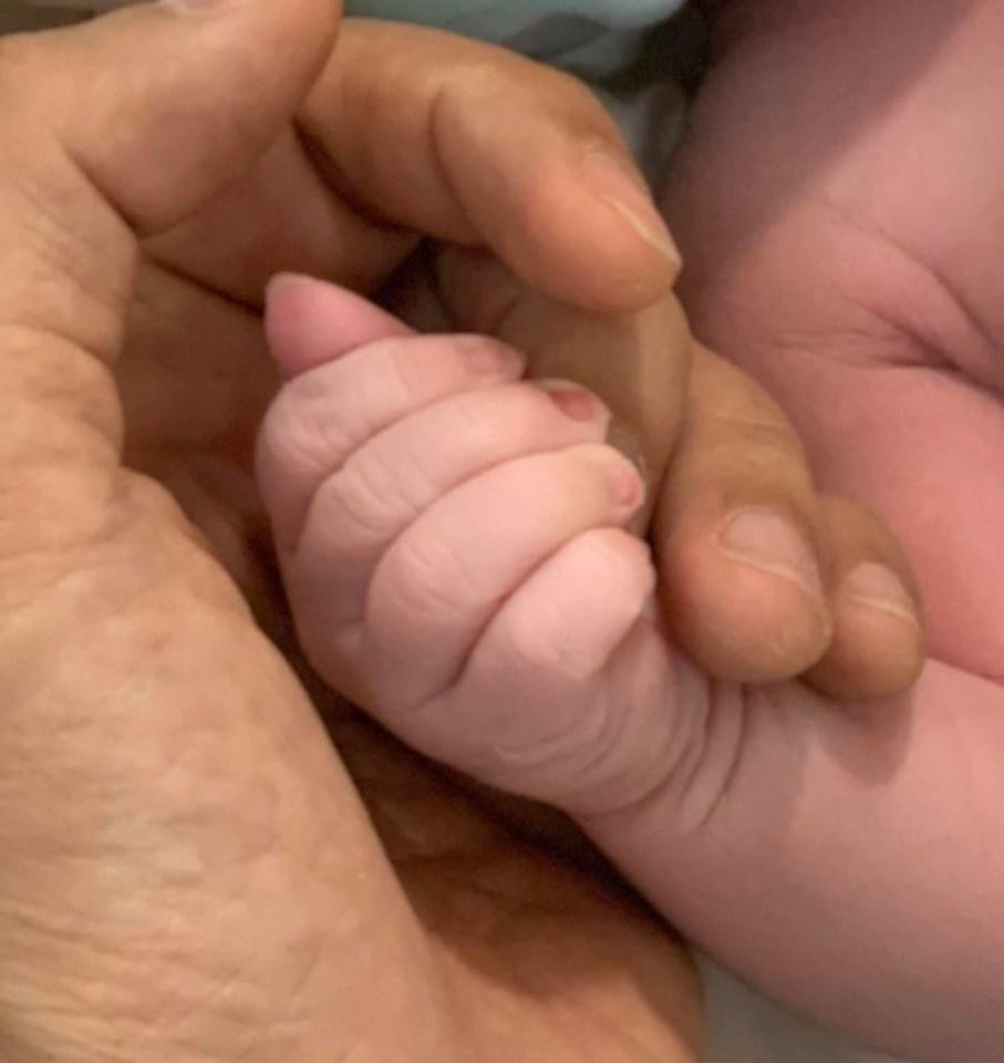 Vợ chồng nam ca sĩ Hoàng Bách lên chức bố mẹ lần thứ 3-2