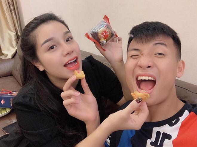 Điểm tên cầu thủ Việt chăm chỉ thể hiện tình cảm với vợ và bạn gái-5