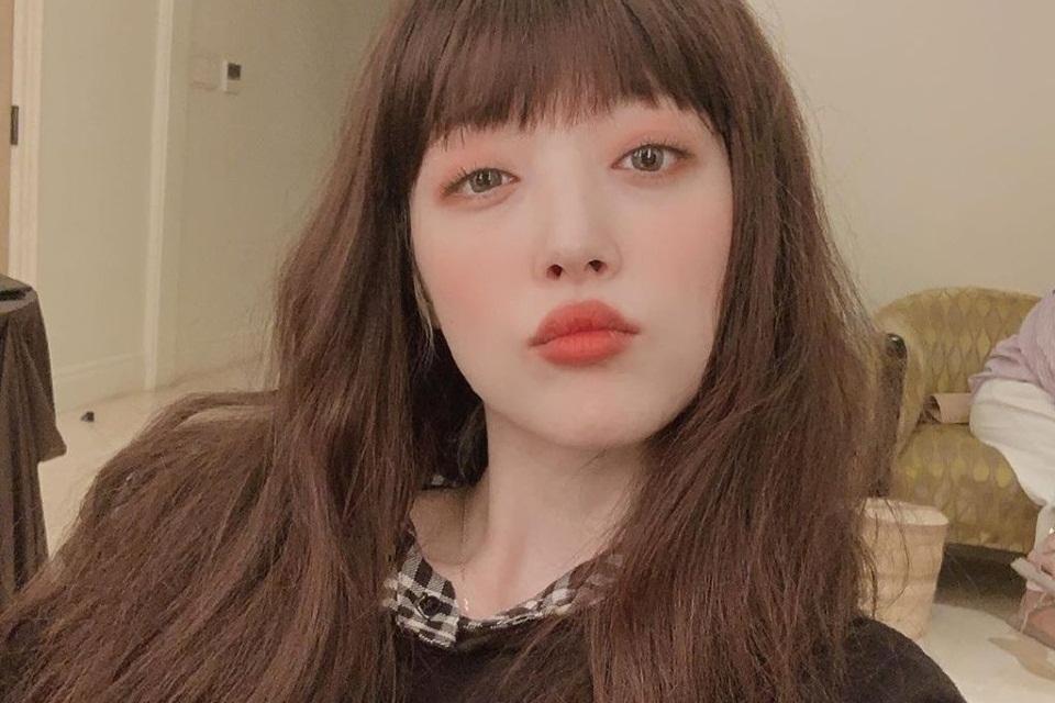 Sulli lại không mặc nội y, hớ hênh vòng một khi livestream-4