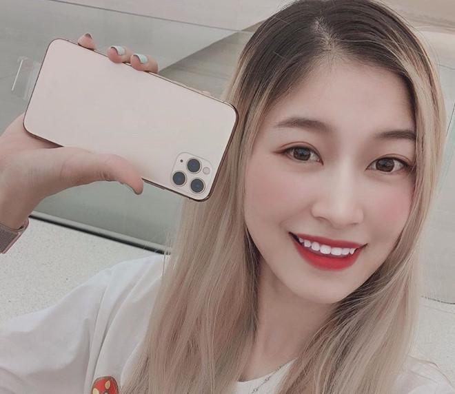 Bạn gái cầu thủ, streamer, hotgirl thi nhau khoe đập hộp iPhone 11-1