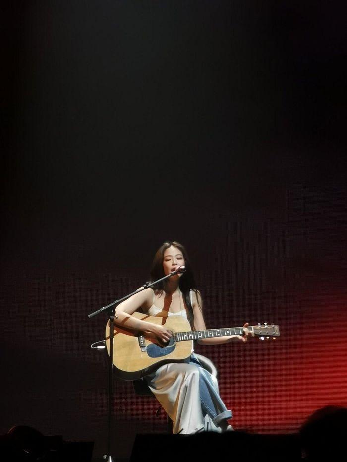 Fan cưng muốn xỉu khoảnh khắc Jennie đánh đàn guitar trong sân khấu solo tại BlackPink 2019 Private Stage - Chapter 1-2