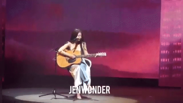 Fan cưng muốn xỉu khoảnh khắc Jennie đánh đàn guitar trong sân khấu solo tại BlackPink 2019 Private Stage - Chapter 1-3