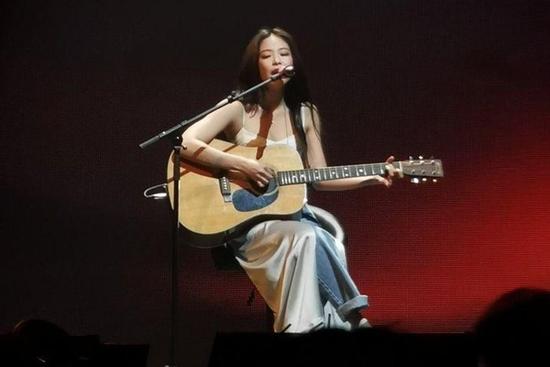 Fan cưng muốn 'xỉu' khoảnh khắc Jennie đánh đàn guitar trong sân khấu solo tại 'BlackPink 2019 Private Stage - Chapter 1'