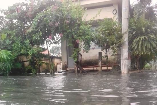 Tàu hỏa ra Bắc 'mắc kẹt' vì nước ngập đường sắt ở Sài Gòn
