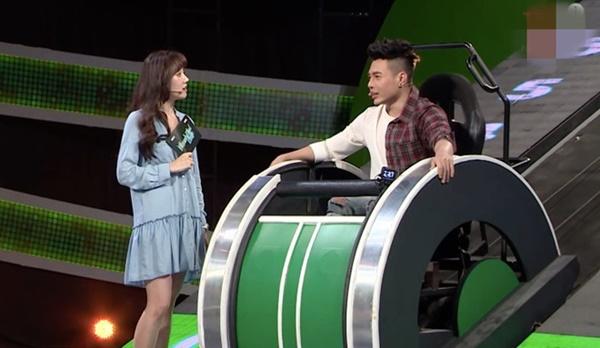 Lê Dương Bảo Lâm đòi đổi MC khi Hari Won đọc câu hỏi ở Nhanh như chớp-1