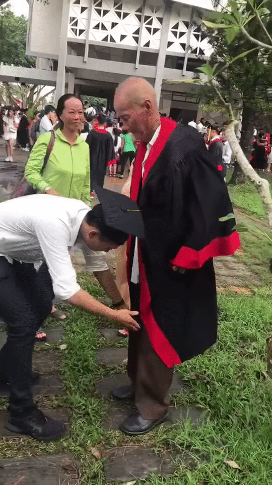 Nam sinh mặc áo cử nhân cho ông nội sau buổi lễ tốt nghiệp để bày tỏ lòng biết ơn khiến nhiều người xúc động-1