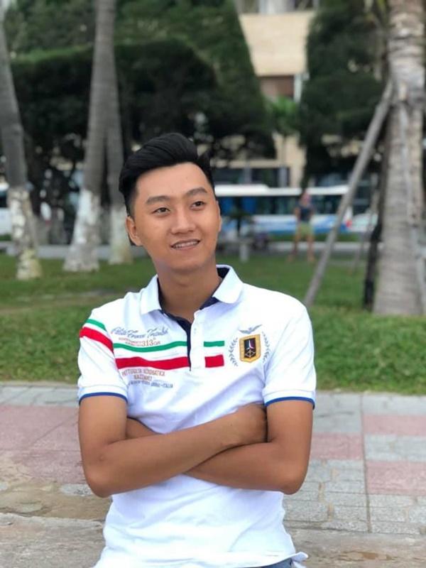 Nam sinh mặc áo cử nhân cho ông nội sau buổi lễ tốt nghiệp để bày tỏ lòng biết ơn khiến nhiều người xúc động-2