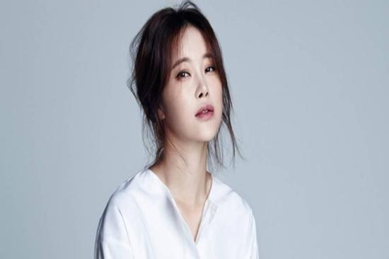 Nữ hoàng ballad Hàn Quốc trở lại sau scandal dùng ma túy của chồng trẻ