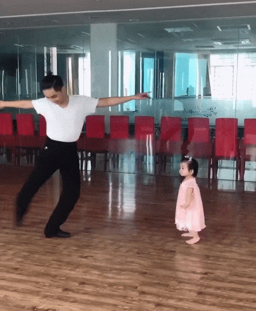 Dạy múa cho con gái 1 tuổi, Phan Hiển ngậm trái đắng vì ái nữ không thèm nhìn bố dù chỉ 1 giây-1
