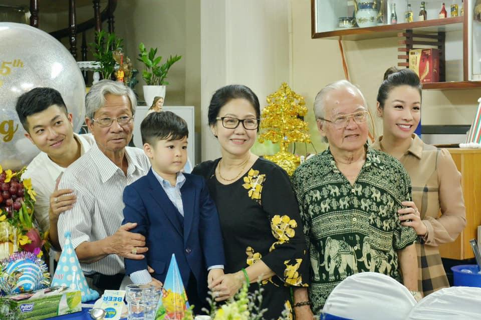 Tạm gạt đấu tố căng như dây đàn, Nhật Kim Anh và chồng cũ sánh đôi rạng rỡ mừng sinh nhật con trai-2