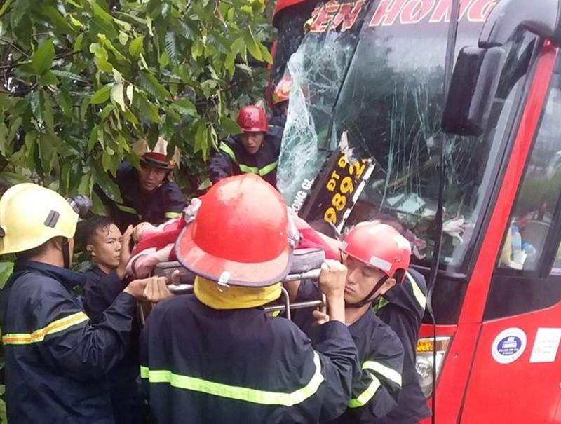 Tai nạn xe khách tại Bình Dương, hàng chục người kêu cứu-2