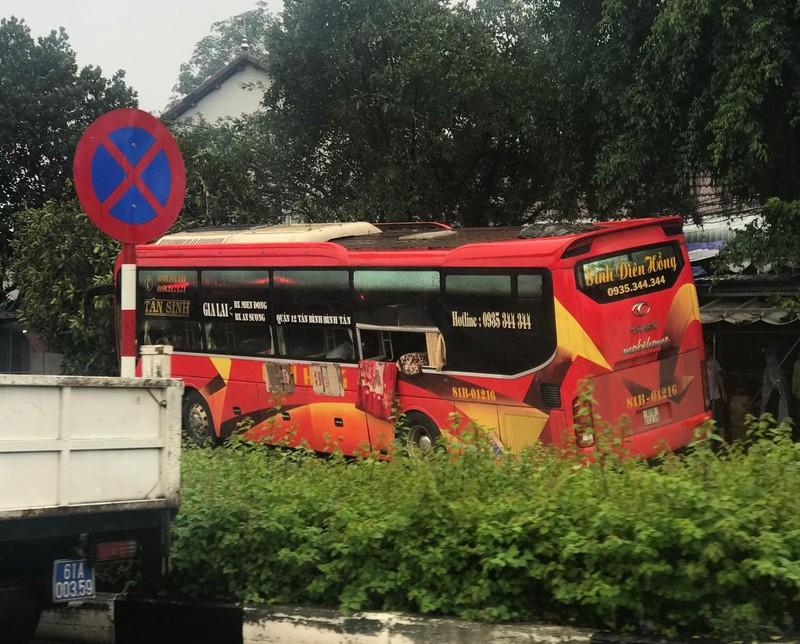 Tai nạn xe khách tại Bình Dương, hàng chục người kêu cứu-3