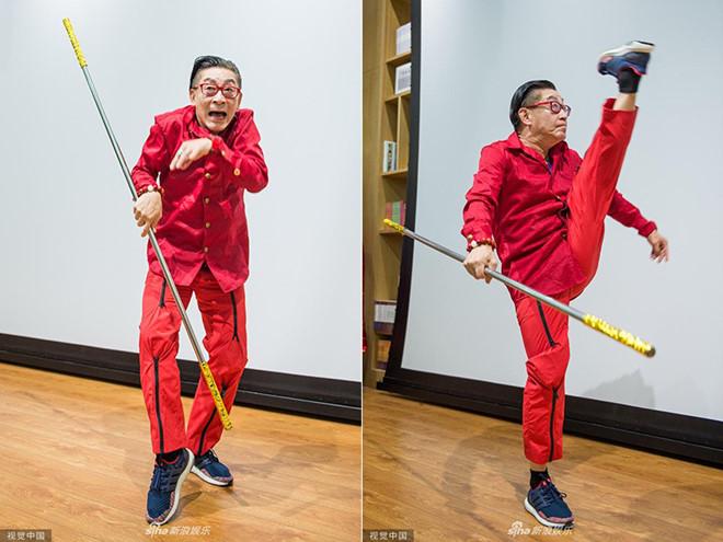 Lục Tiểu Linh Đồng vẫn múa gậy, làm trò ở tuổi 60-1