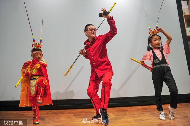 Lục Tiểu Linh Đồng vẫn múa gậy, làm trò ở tuổi 60-2