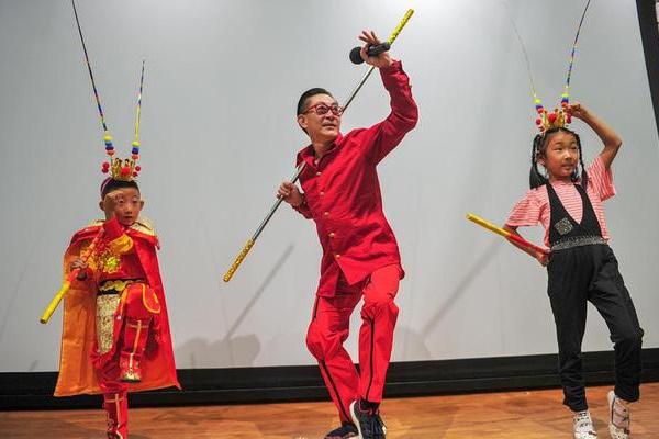 Ngoại hình xinh đẹp không thua kém sao hạng A của con gái Lục Tiểu Linh Đồng-7