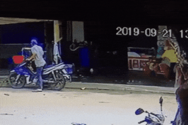 Clip: Thanh niên nhận cái kết đắng ngắt vì dám... mang rắn ra đùa giỡn-1