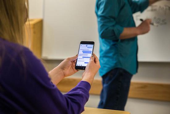 Giới trẻ giảm thời gian dùng điện thoại, người lớn là 'con nghiện' mới