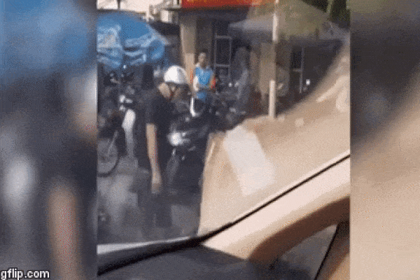 Clip: Va chạm với xe máy, tài xế bị 2 người đàn ông đến tận cửa ô tô đánh không chống cự nổi
