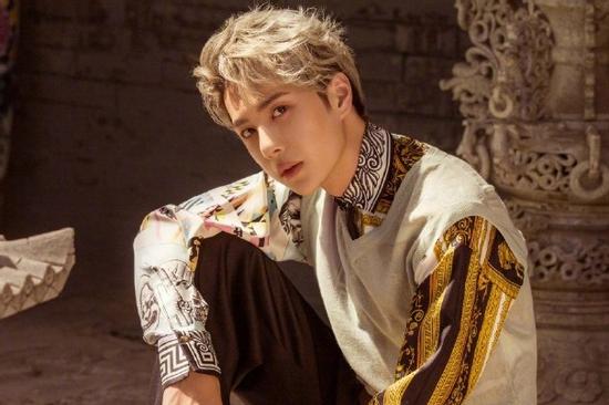 Vương Nhất Bác: Từ ngôi sao mờ mịt không ai cổ vũ tới mỹ nam sánh đôi Triệu Lệ Dĩnh