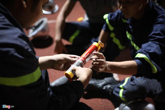 CĐV Nam Định bắn pháo sáng trên sân Hàng Đẫy bị khởi tố-2