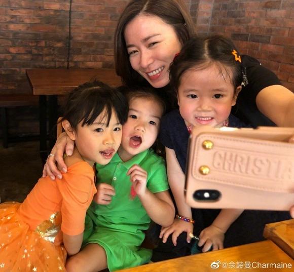 Lần đầu khoe con gái, Xa Thi Mạn vẫn nổi bần bật vì gương mặt cực trẻ trung nhờ nhan sắc lão hóa ngược ở tuổi 44-7